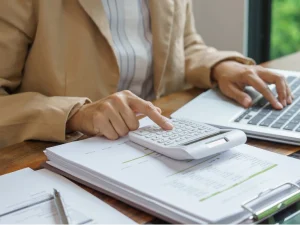 Cálculo de indemnización legal con documentación y calculadora en un despacho de abogados.