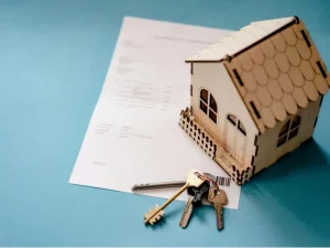 Revisión de contratos y operaciones bancarias con documentación financiera sobre la mesa.